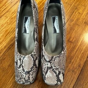 Caressa Women's 8.5M Snakeskin Pattern Shoes - Black and Cream
